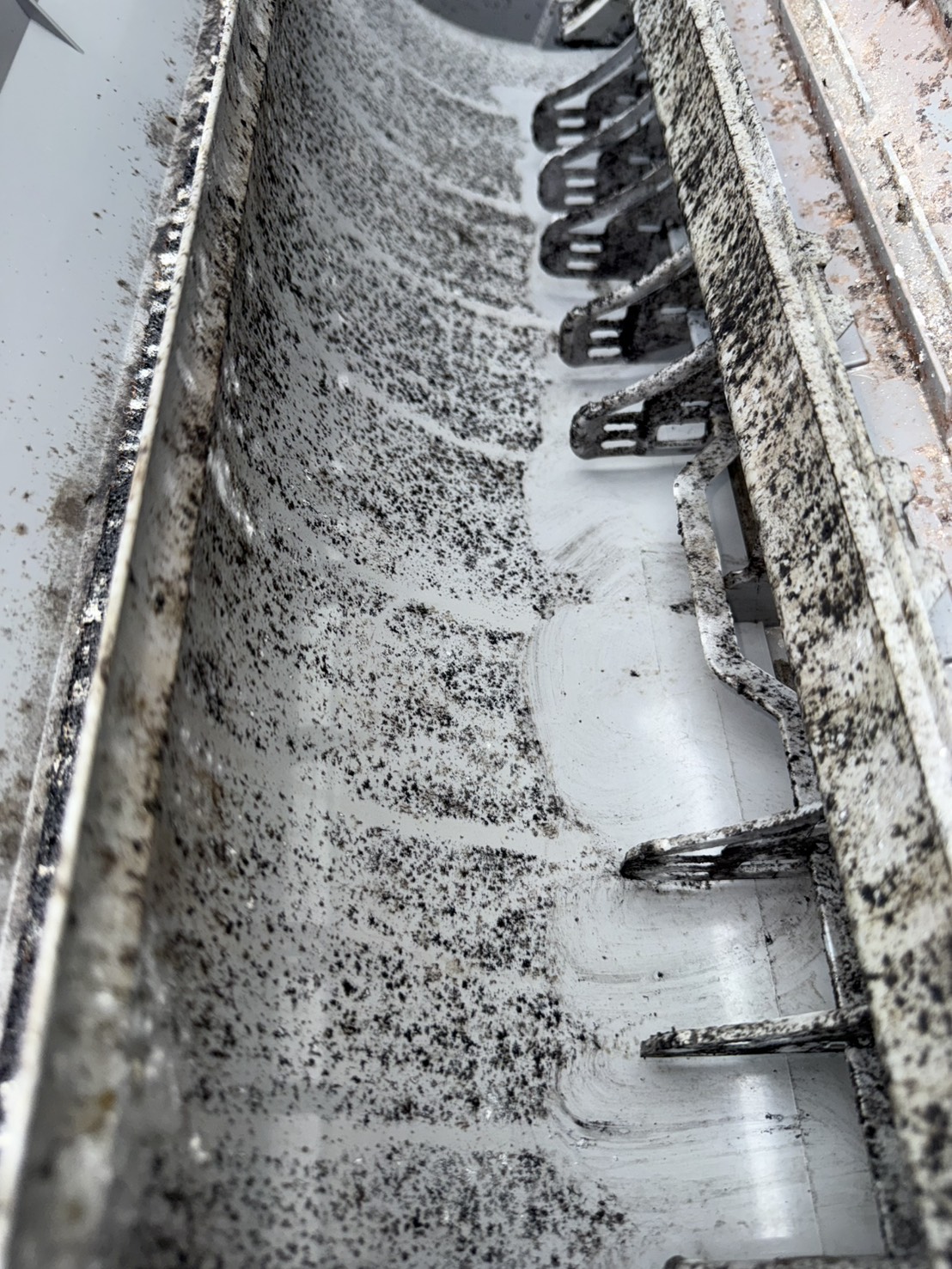 吹き出し口：手で拭いても奥に汚れが残る