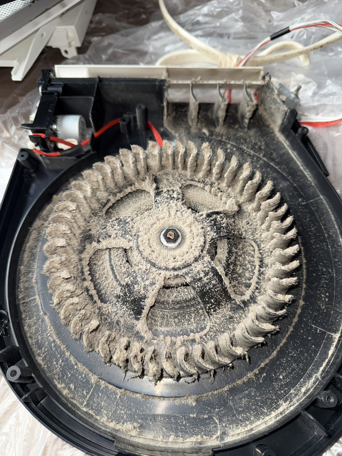 サイドファン施工前（汚れが溜まった状態）