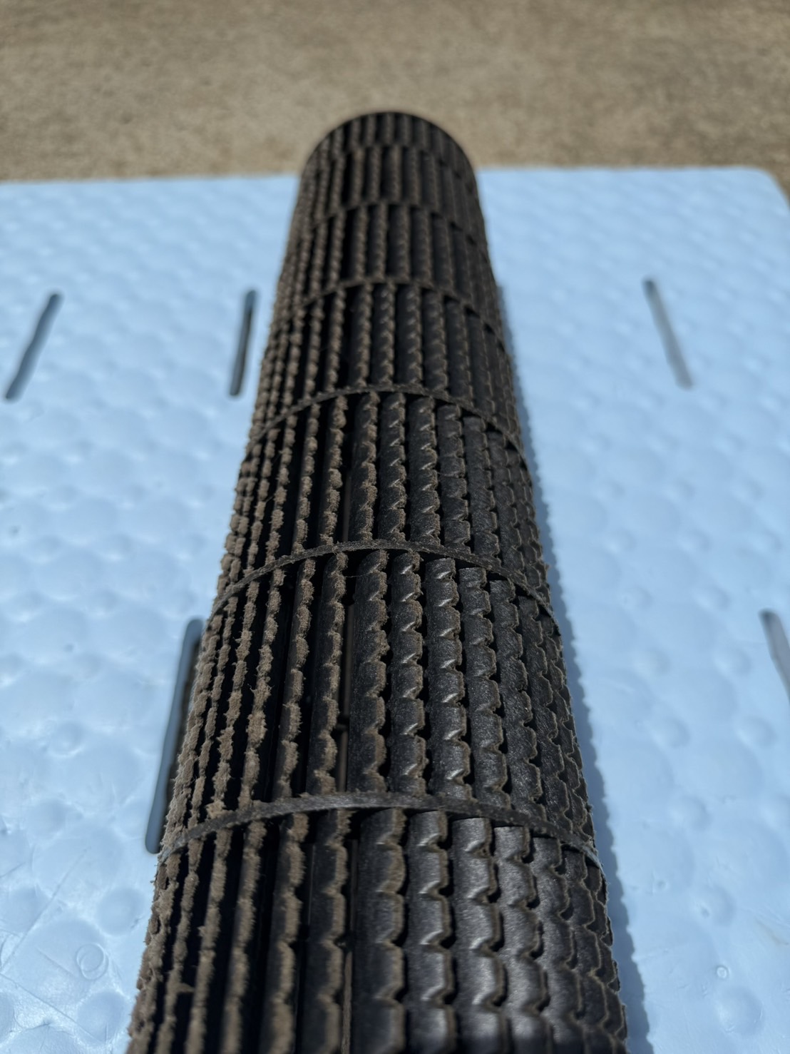 ファンの別角度の施工前。ホコリが詰まりやすい部位に汚れが見える状態