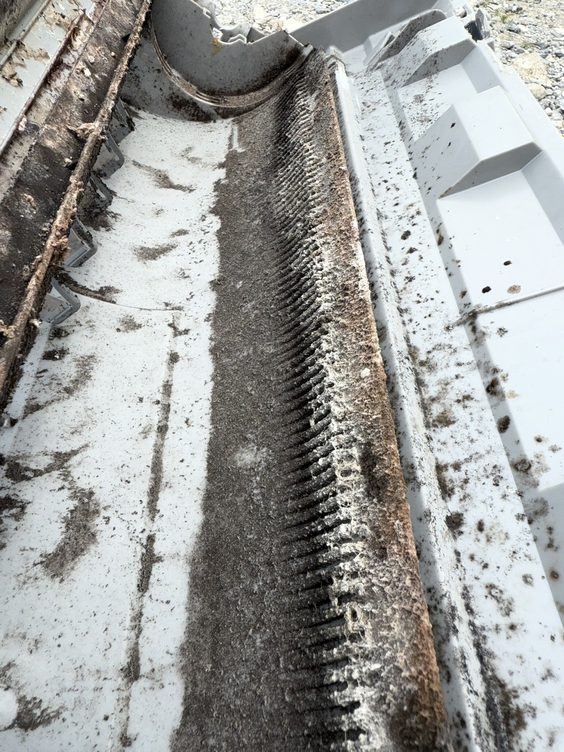 ドレンパンの施工前。カビやホコリが固まり、汚れが溜まった状態