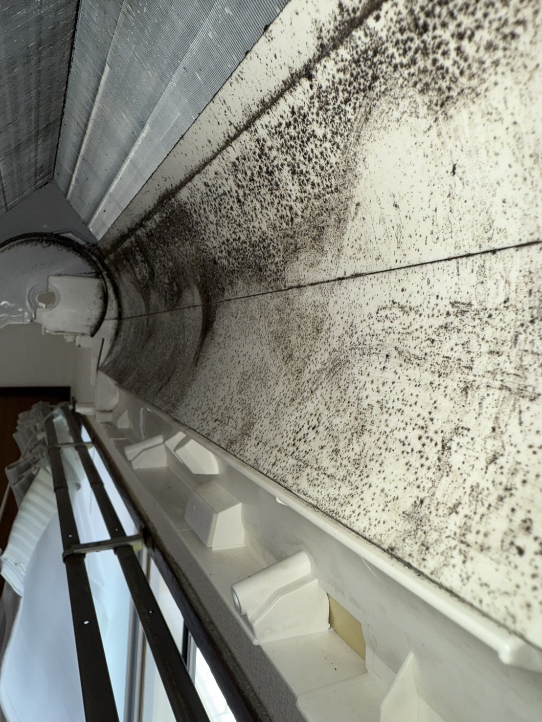 ドレンパンの施工前。カビやホコリが溜まりやすい状態