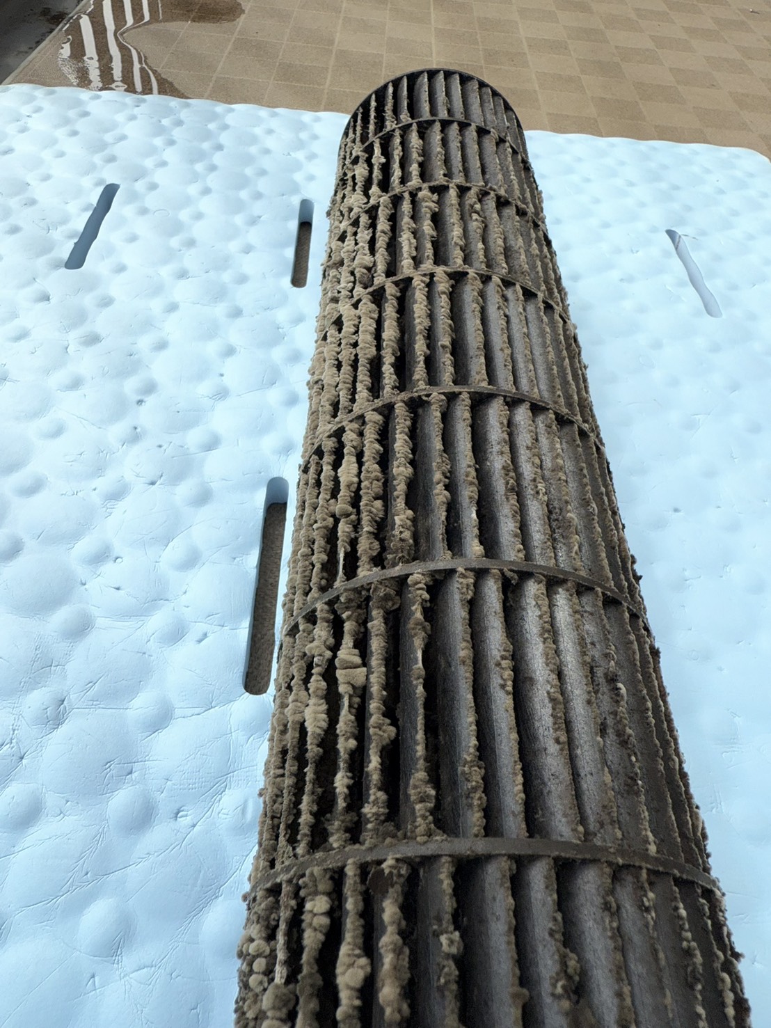 ドレンパンの施工前。汚れが溜まっている状態