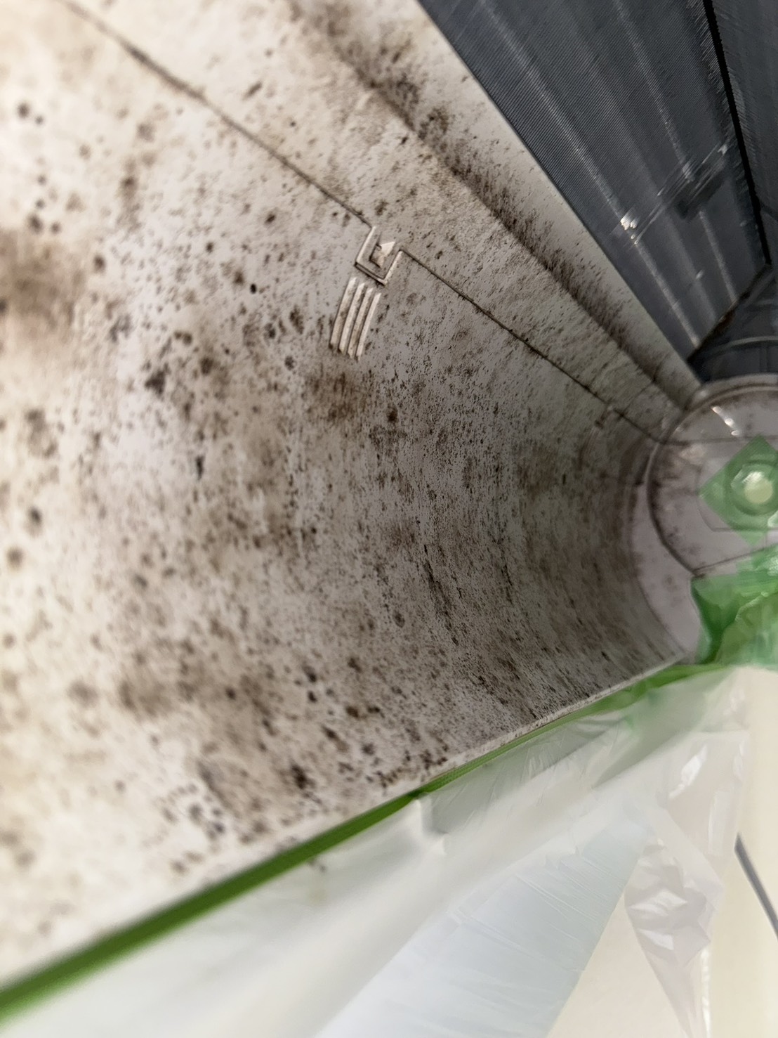 送風ファンの施工前。ホコリや汚れが付着している状態