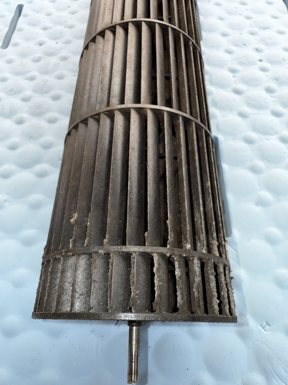 送風ファンの施工前。ホコリや汚れが強く付着した状態