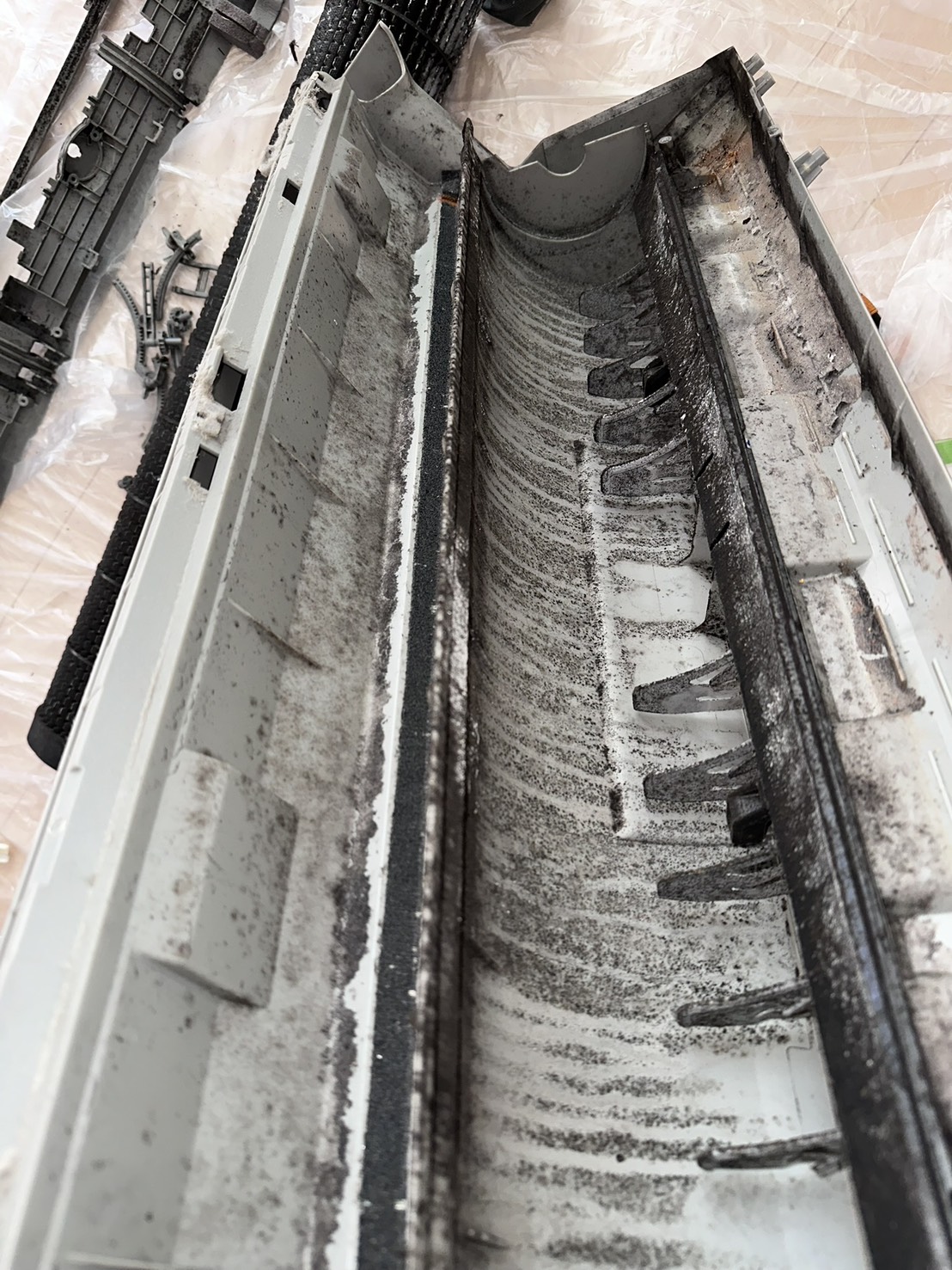 ドレンパンの施工前。カビやホコリが溜まっていた状態