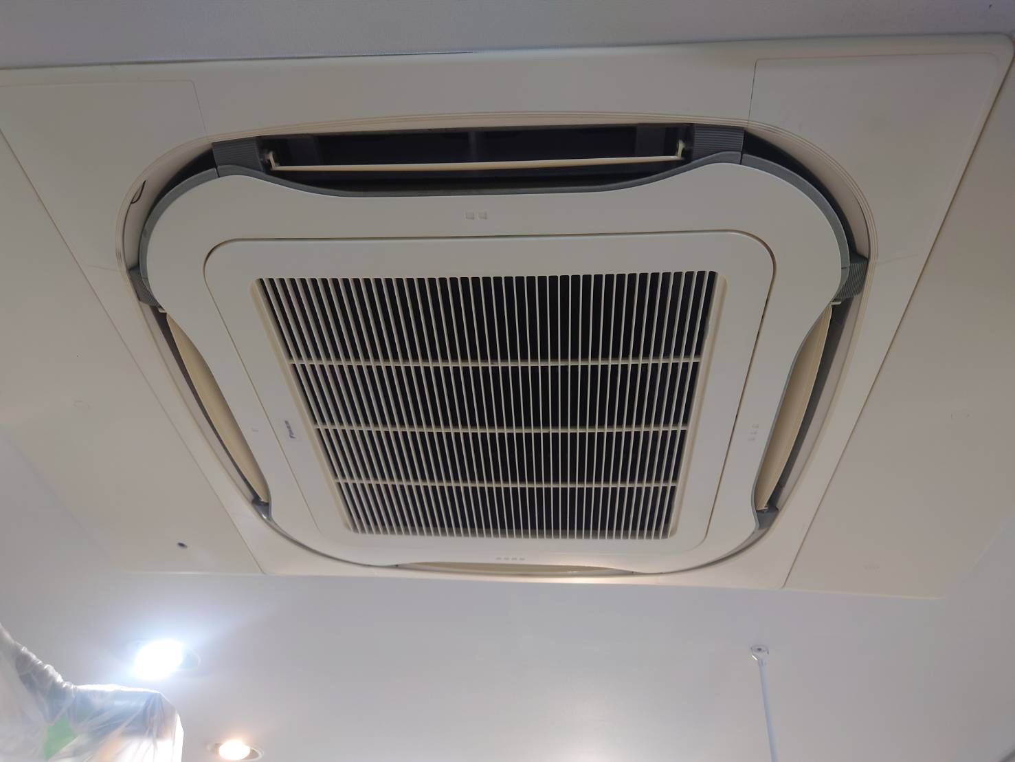 天井埋込エアコンの作業イメージ