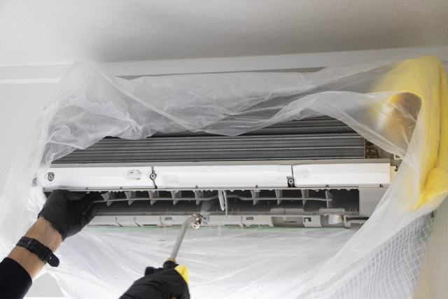 エアコンクリーニング作業中の様子